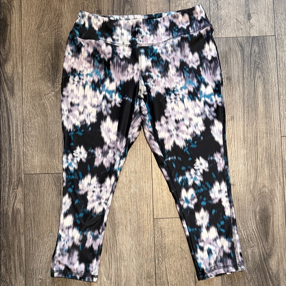 Simply Vera Women’s Black Floral Print Active Capri Leggings